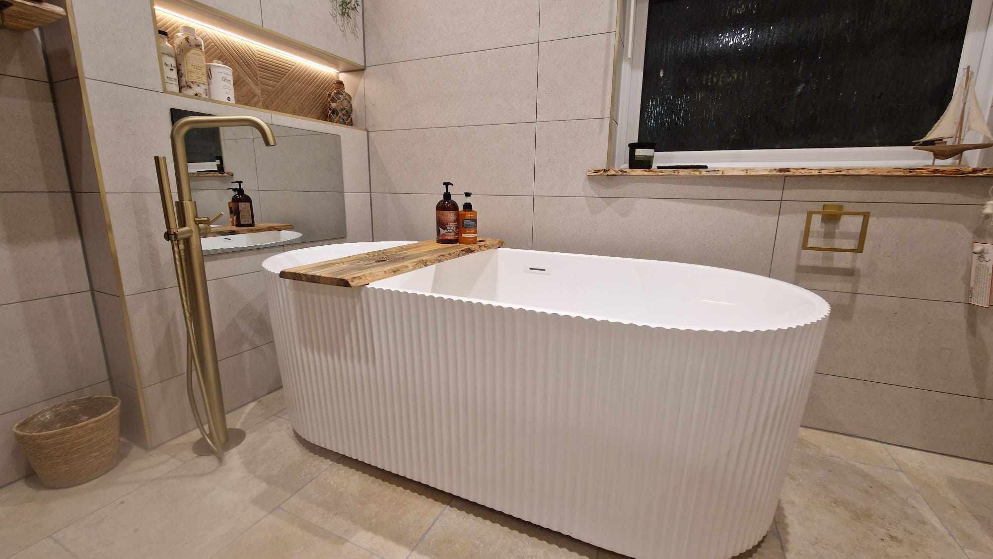 Fluted freestanding bath 1700 x 800 - Image 2