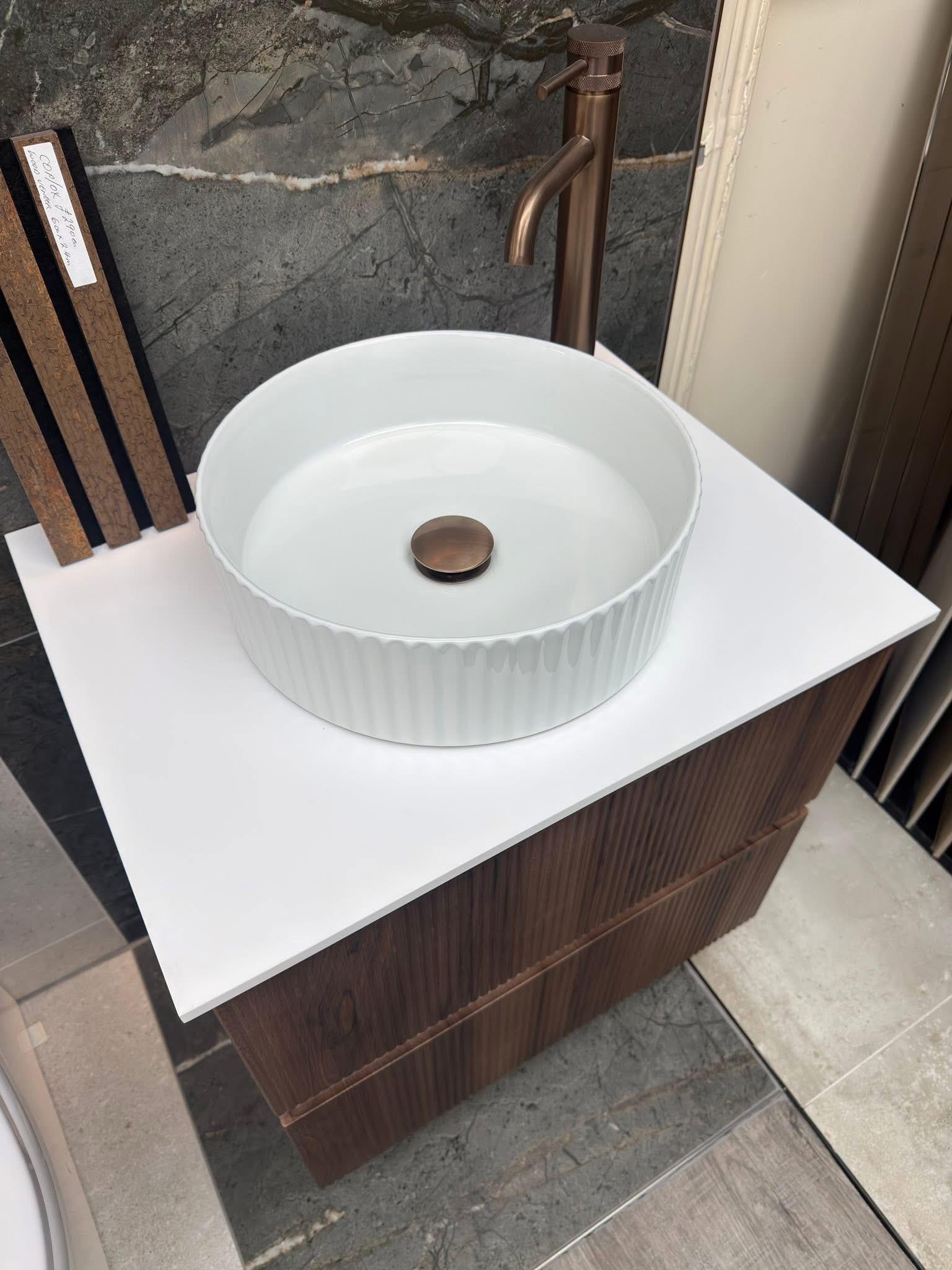 600mm wall mounted unit - £650 - Image 3